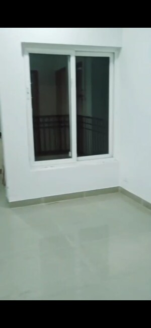 Room in 2.5 BHK Apartment at Ajnara Le Garden, Sector 16b Greater Noida – for Rent