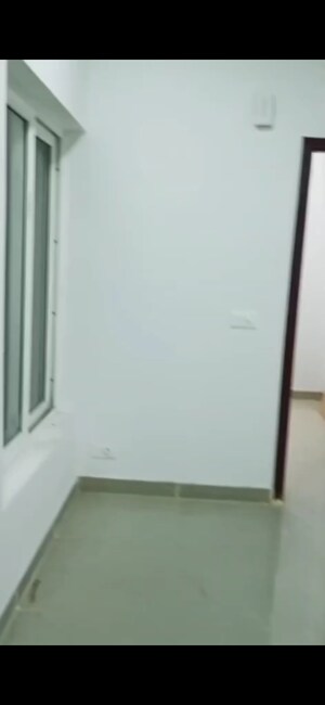 Room in 2.5 BHK Apartment at Ajnara Le Garden, Sector 16b Greater Noida – for Rent