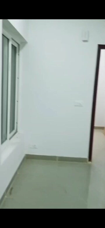 Room in 2.5 BHK Apartment at Ajnara Le Garden, Sector 16b Greater Noida – for Rent