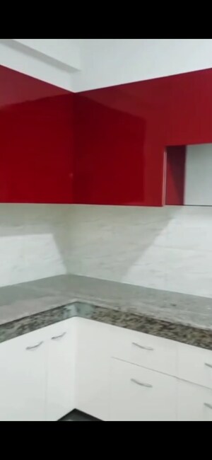 Room in 2.5 BHK Apartment at Ajnara Le Garden, Sector 16b Greater Noida – for Rent