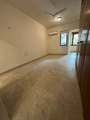 Room in 2 BHK Apartment at Metropolitan CHS, Pali Hill – for Rent