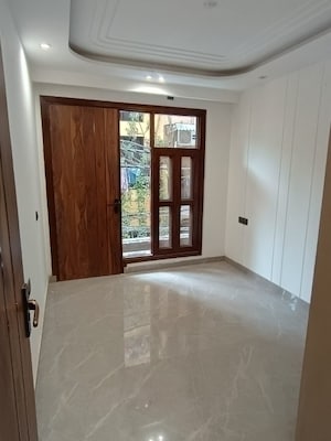 Room in 3 BHK Builder Floor at Igi Airport Area – for Rent