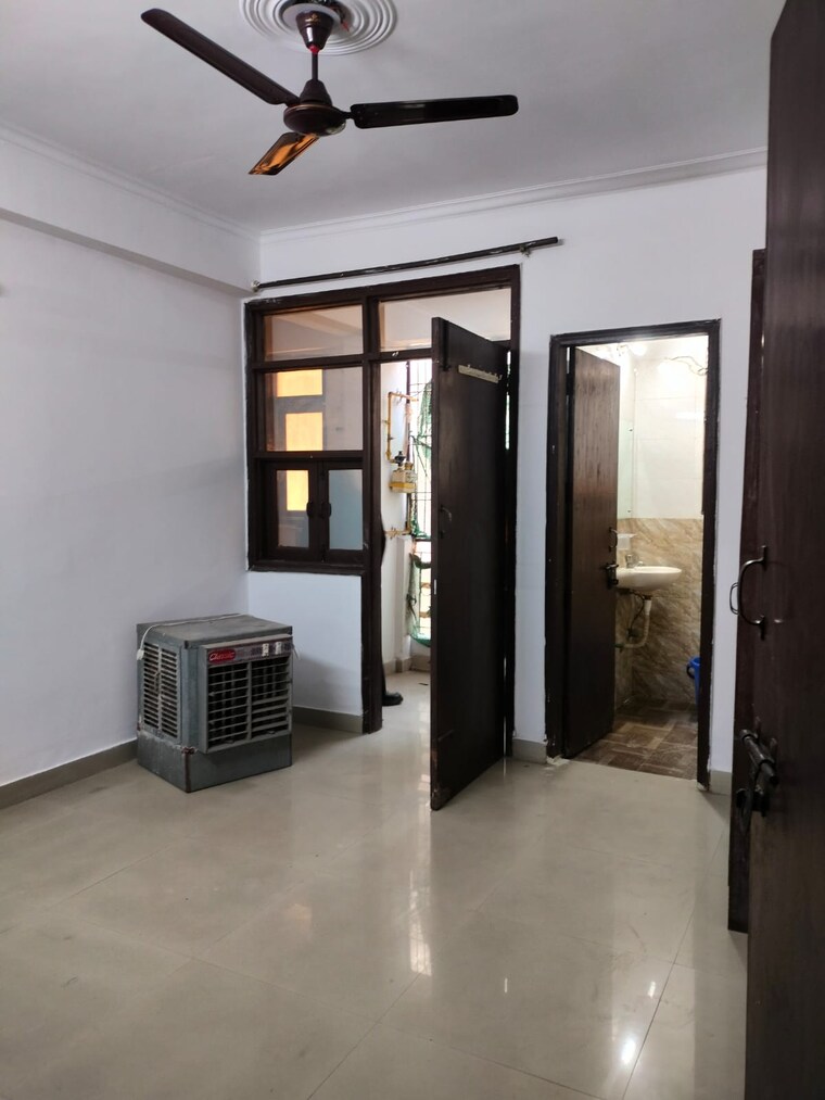 Room, paryavaran complex 1 RK 200 Sq.Ft. Builder Floor In Paryavaran Complex Delhi 9721982