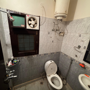 Bathroom in 3 BHK Builder Floor at Landmark Towers, Sector 51 – for Rent