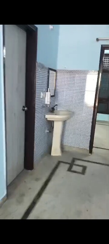 Team Area in 2 BHK Builder Floor at RWA Apartments Sector 51, Sector 51 – for Rent