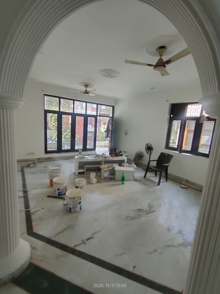 Living Room, sector 34 3 Bedroom 300 Sq.Mt. Independent House In Sector 34 Noida 9722181