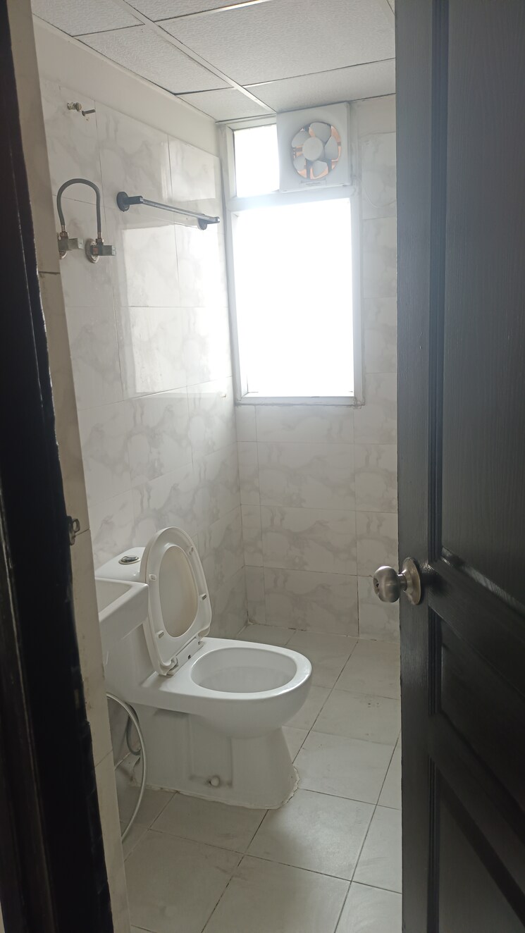 Bathroom, sethi-max-royal 3 Bedroom 1440 Sq.Ft. Apartment In Sector 76 Noida 9722287