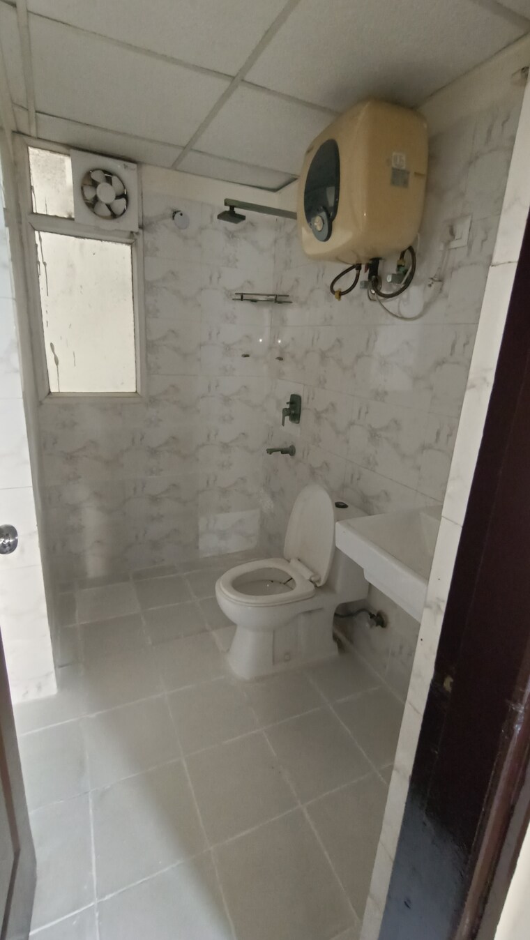 Bathroom, sethi-max-royal 2 Bedroom 895 Sq.Ft. Apartment In Sector 76 Noida 9722292