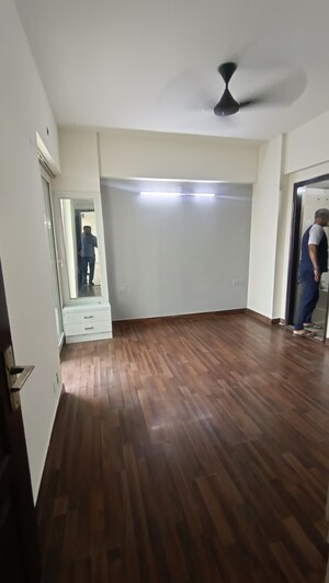 Room in 2 BHK Apartment at Sethi Max Royal, Sector 76 – for Rent