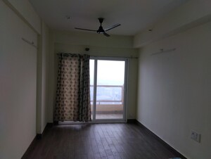 Room in Studio Apartment at Gaur Runway Suites, Gaur Yamuna City – for Rent