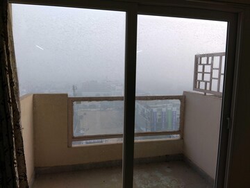 Room in Studio Apartment at Gaur Runway Suites, Gaur Yamuna City – for Rent