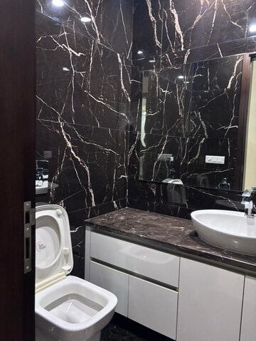 Attached Bathroom in 4 BHK Apartment at Green Park Extension – for Rent