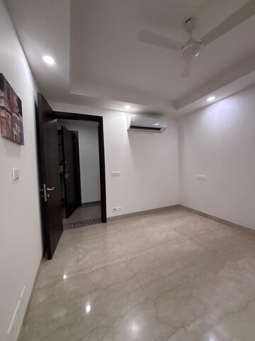 Room in 4 BHK Apartment at Green Park Extension – for Rent