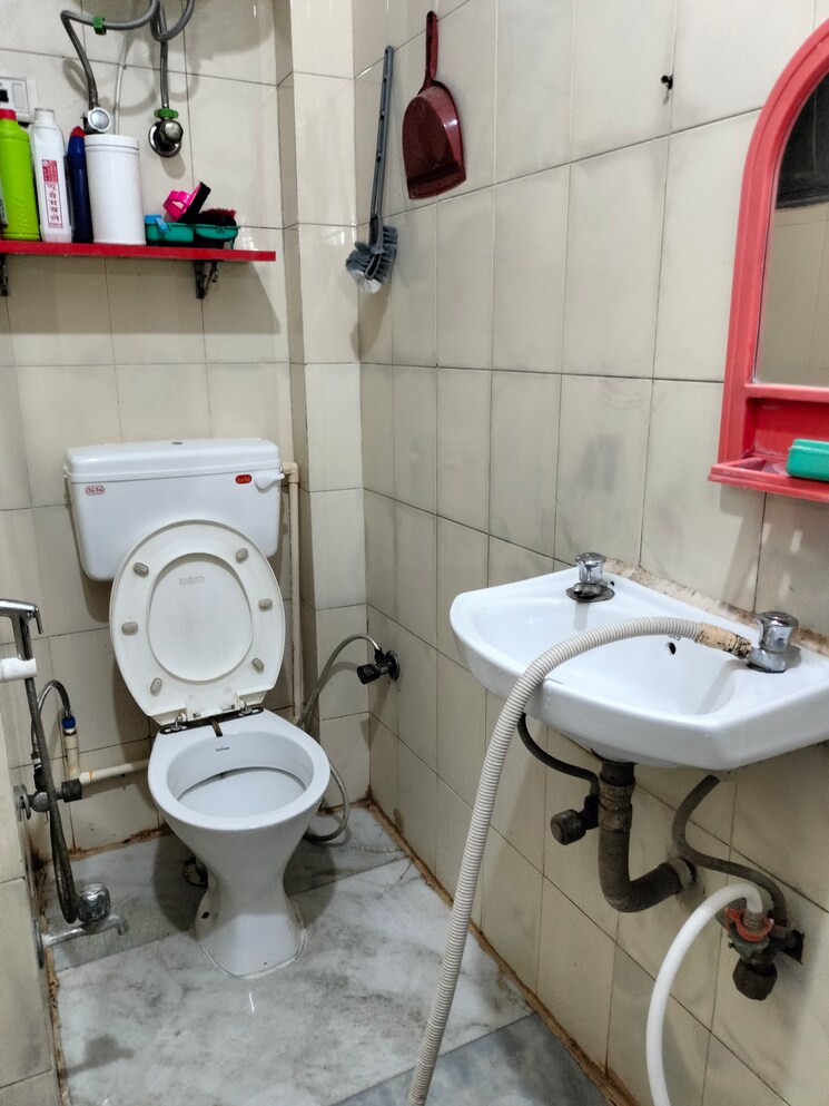 Bathroom, khirki extension 1 Bedroom 500 Sq.Ft. Apartment In Khirki Extension Delhi 9722374