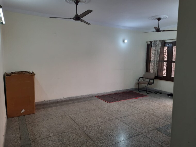 Room, sector 19 2 Bedroom 112 Sq.Mt. Builder Floor In Sector 19 Noida 9722396