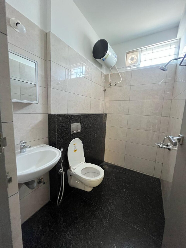 Bathroom, priyanka-silver-serenity 1 Bedroom 700 Sq.Ft. Apartment In Marathahalli Bangalore 9722576