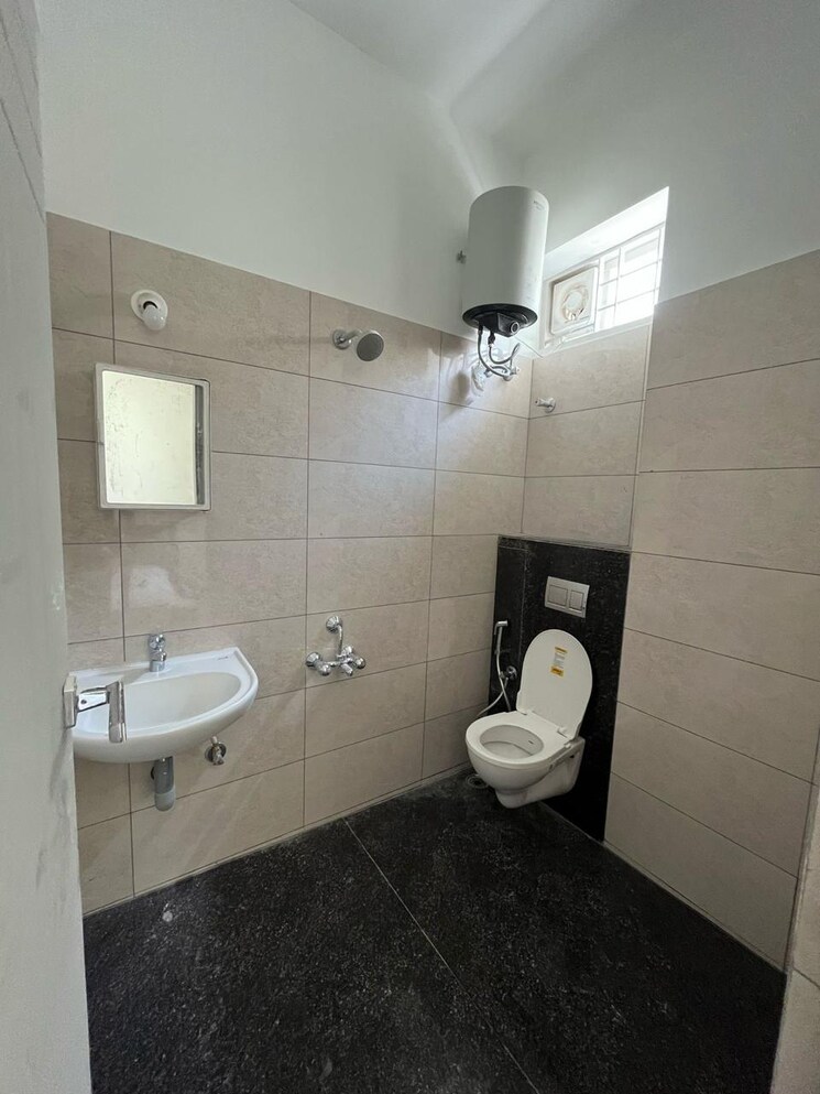 Bathroom, priyanka-silver-serenity 1 Bedroom 700 Sq.Ft. Apartment In Marathahalli Bangalore 9722576