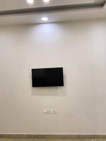 Furnished Amenities in 2 BHK Apartment at Saket – for Rent