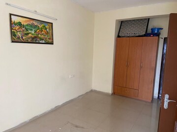Room in 3 BHK Apartment at Trishla City, Patiala Road – for Rent