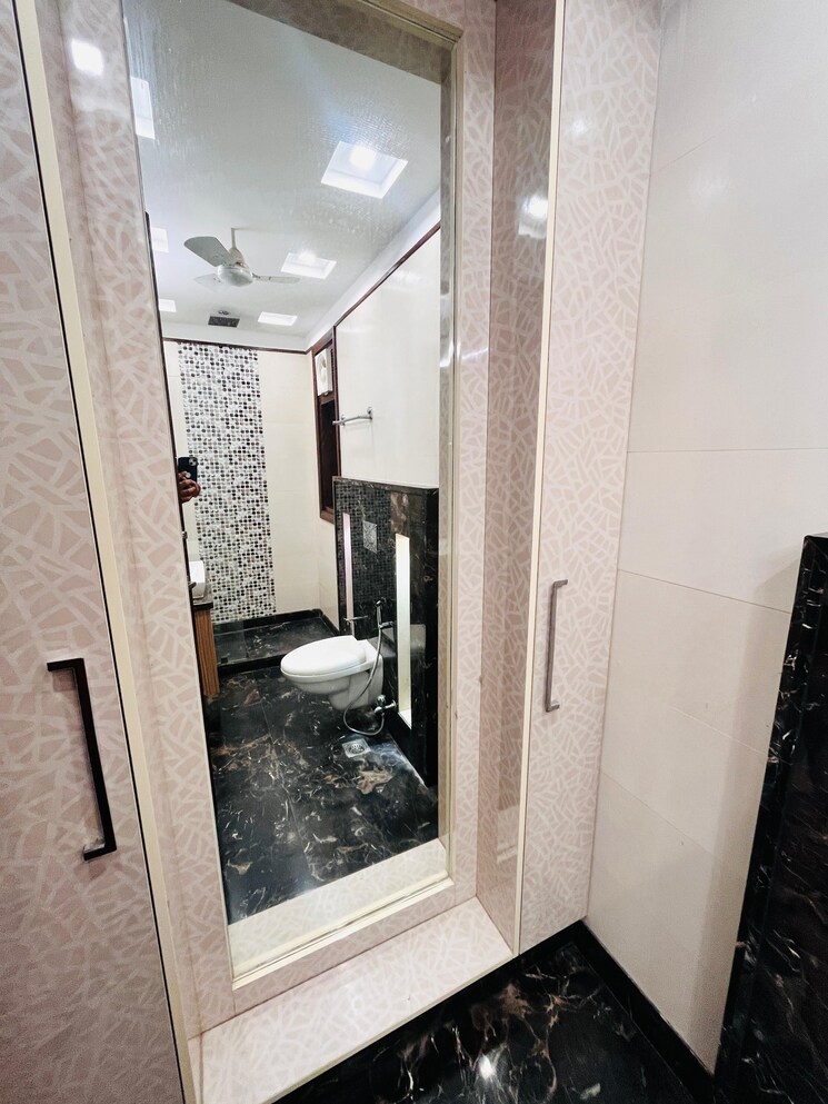 Bathroom, safdarjung development area 3 Bedroom 1500 Sq.Ft. Builder Floor In Safdarjung Development Area Delhi 9722675