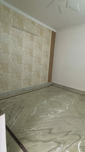 Room in 4 BHK Builder Floor at Green Fields Colony – for Rent