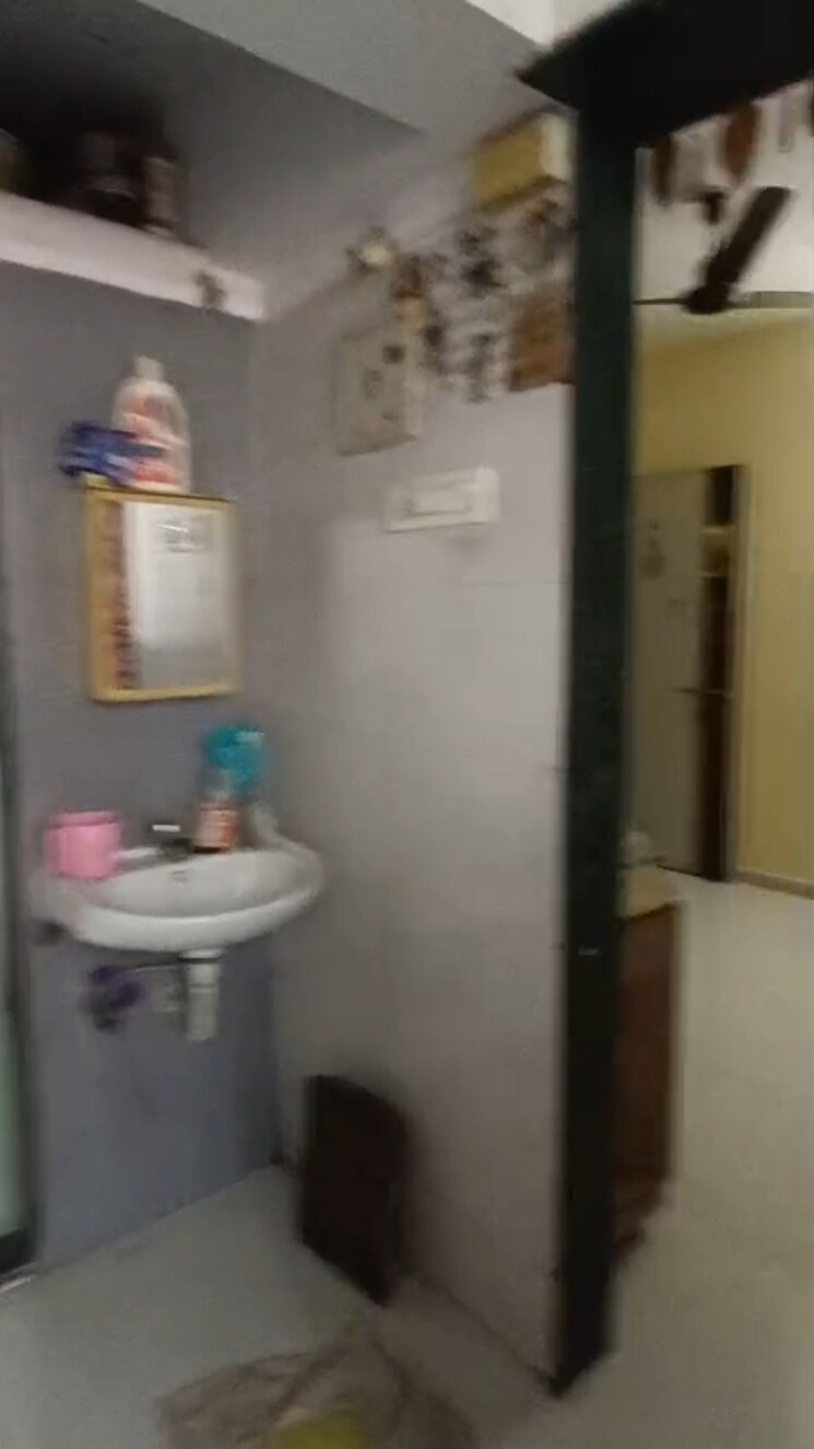 Bathroom, parel 1 Bedroom 400 Sq.Ft. Apartment In Parel Mumbai 9722762