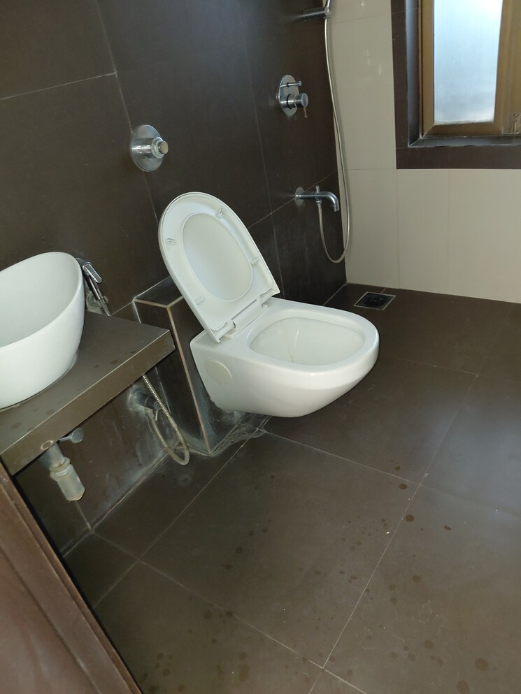 Bathroom, lalani-grandeur 2 Bedroom 651 Sq.Ft. Apartment In Goregaon East Mumbai 9722768