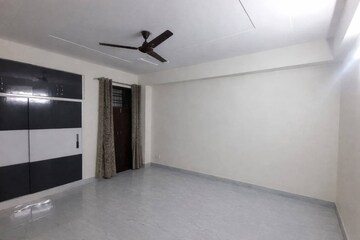 Room in 3 BHK Apartment at Saket – for Rent