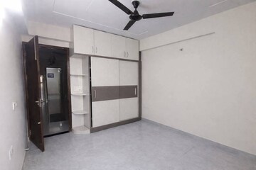 Room in 3 BHK Apartment at Saket – for Rent