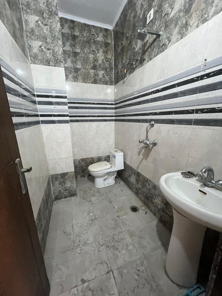 Bathroom, sector 17 3 Bedroom 200 Sq.Yd. Independent House In Sector 17 Panchkula 9722811