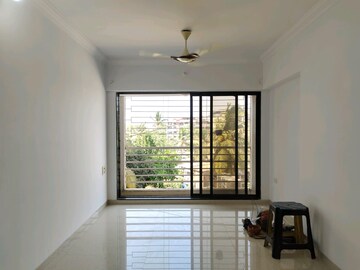 Living Room in 2.5 BHK Apartment at Vaibhav Paradise, Santacruz East – for Rent