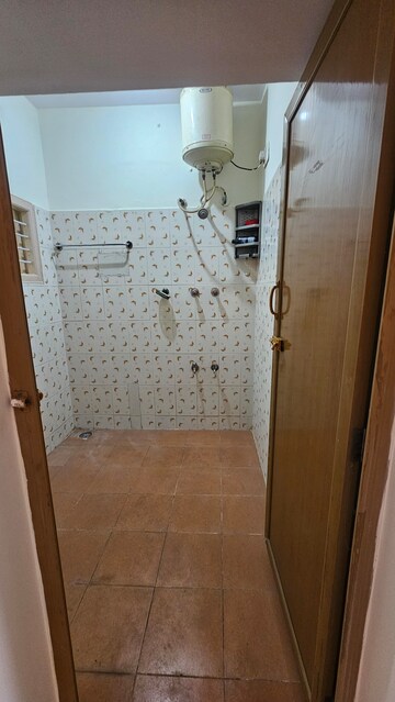 Master Bedroom in 2 BHK Builder Floor at Happy Homes BTM Layout, Btm Layout – for Rent