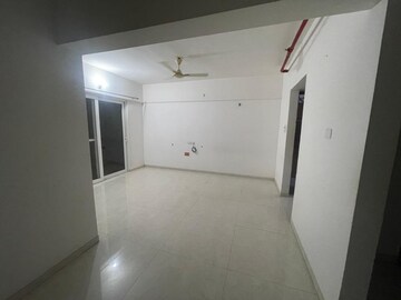 Room in 2 BHK Apartment at Majestique Towers, Kharadi – for Rent