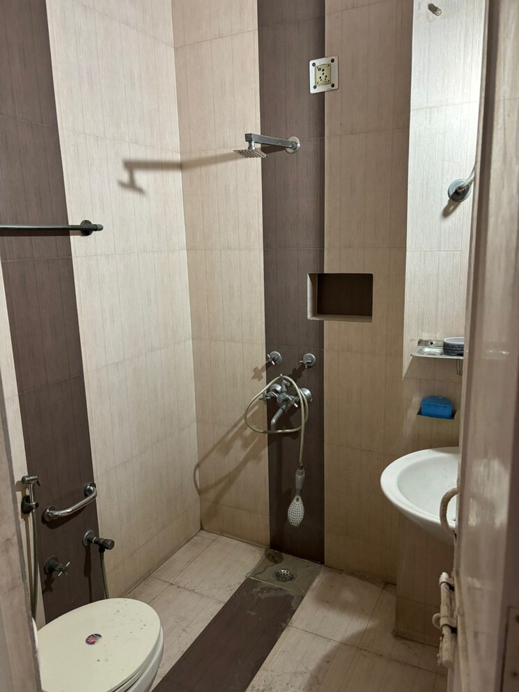 Bathroom, rohini sector 13 2 Bedroom 900 Sq.Ft. Builder Floor In Rohini Sector 13 Delhi 9723085