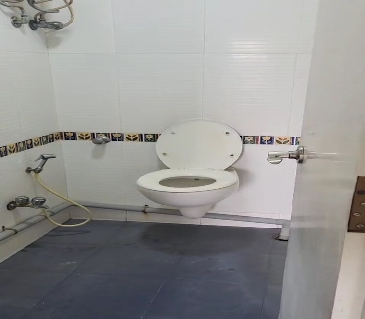 Bathroom, dadar east 4 Bedroom 1500 Sq.Ft. Apartment In Dadar East Mumbai 9723106