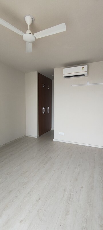 Room in 3.5 BHK Apartment at Conscient Hines Elevate, Sector 59 – for Rent