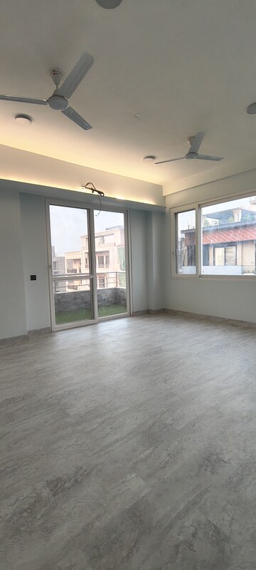 Room in 4 BHK Builder Floor at Emaar MGF Emerald Hills, Sector 65 – for Sale