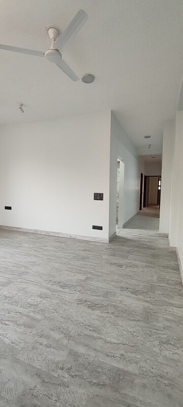 Room in 4 BHK Builder Floor at Emaar MGF Emerald Hills, Sector 65 – for Sale