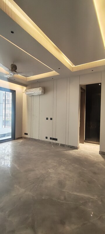 Building Lobby in 4 BHK Builder Floor at Emaar MGF Emerald Hills, Sector 65 – for Sale