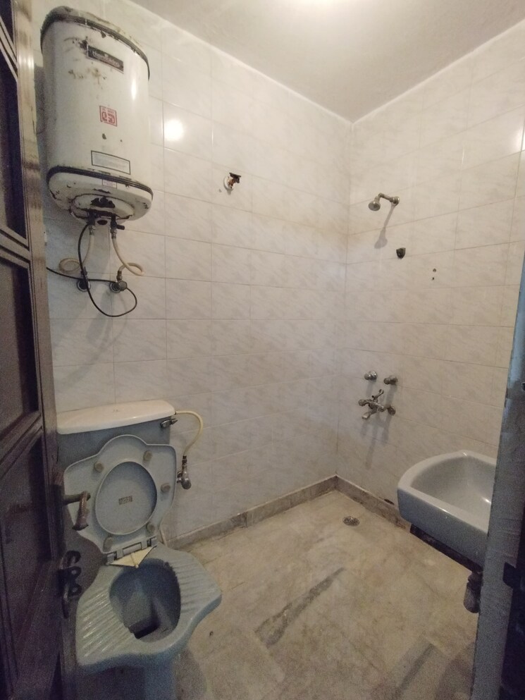 Bathroom, shivalik colony 3 Bedroom 1800 Sq.Ft. Builder Floor In Shivalik Colony Delhi 9723375