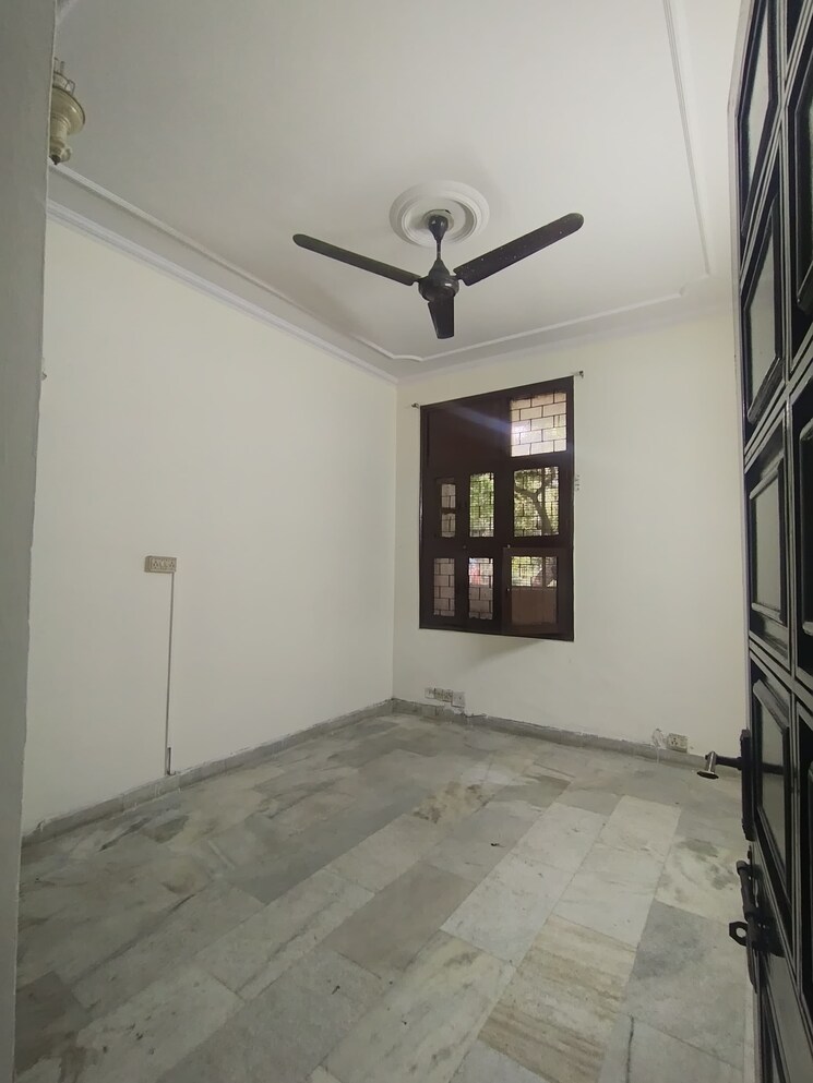 Room, shivalik colony 3 Bedroom 1800 Sq.Ft. Builder Floor In Shivalik Colony Delhi 9723375