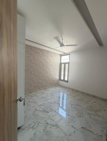 Room in 4 BHK Builder Floor at Heritage Homes, Sector 9 – for Rent