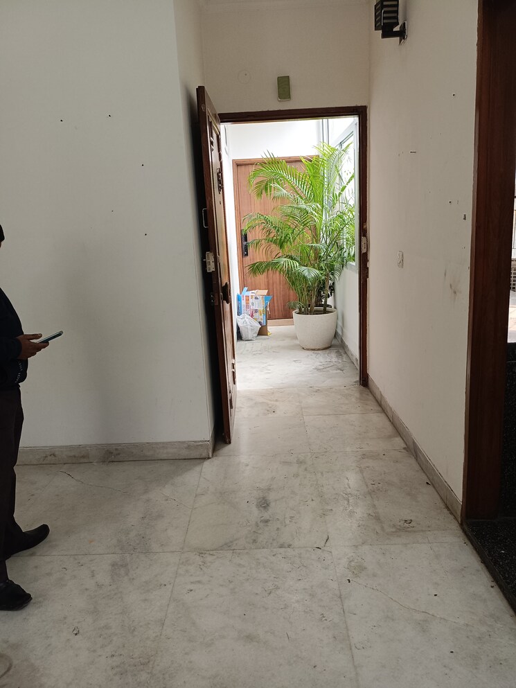 Room, maharani bagh 5 Bedroom 500 Sq.Yd. Independent House In Maharani Bagh Delhi 9723440