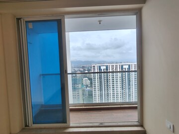 Room in 3 BHK Apartment at Sheth Avalon, Laxmi Nagar – for Rent