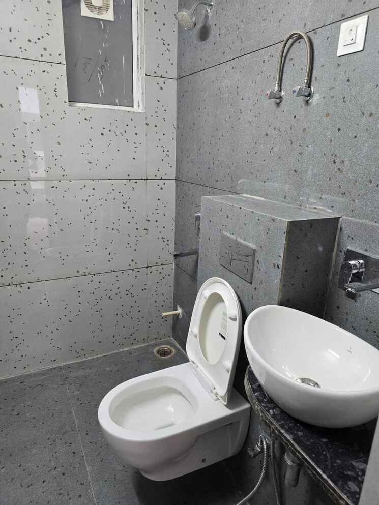 Bathroom, sector 40 3 Bedroom 180 Sq.Yd. Builder Floor In Sector 40 Panipat 9723567