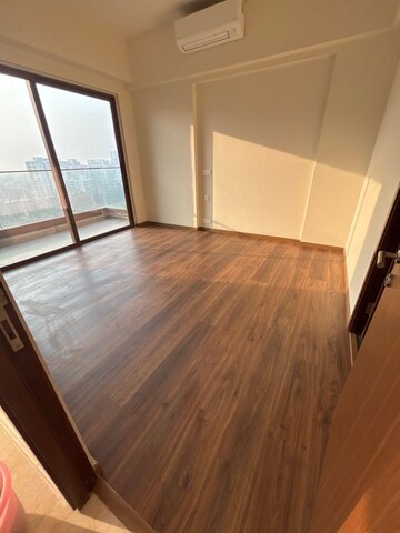 Room in 4 BHK Apartment at Kalpataru Vista, Sector 128 – for Rent