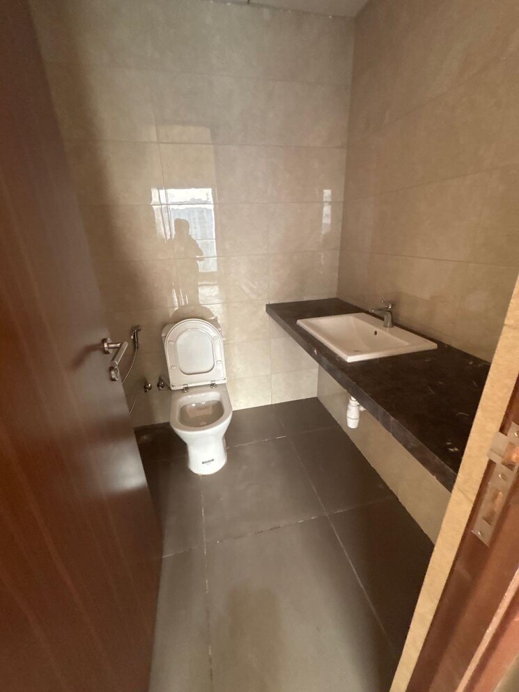 Bathroom, kalpataru-vista 4 Bedroom 3938 Sq.Ft. Apartment In Sector 128 Noida 9723603