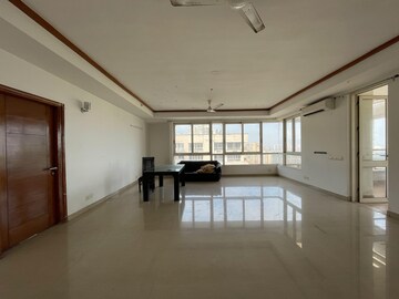 Room in 4 BHK Apartment at Jaypee Imperial Court, Sector 128 – for Rent