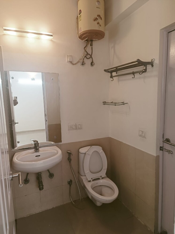 Bathroom, emaar-mgf-emerald-hills 2.5 Bedroom 1500 Sq.Ft. Apartment In Sector 65 Gurgaon 9723647