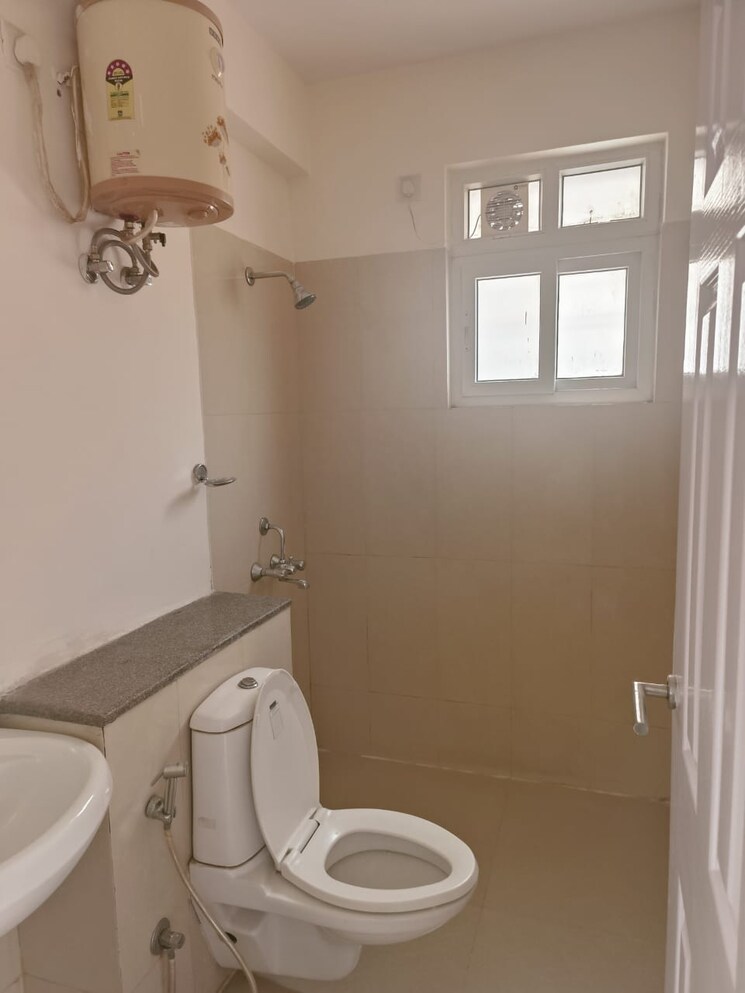 Bathroom, emaar-mgf-emerald-hills 2.5 Bedroom 1500 Sq.Ft. Apartment In Sector 65 Gurgaon 9723647